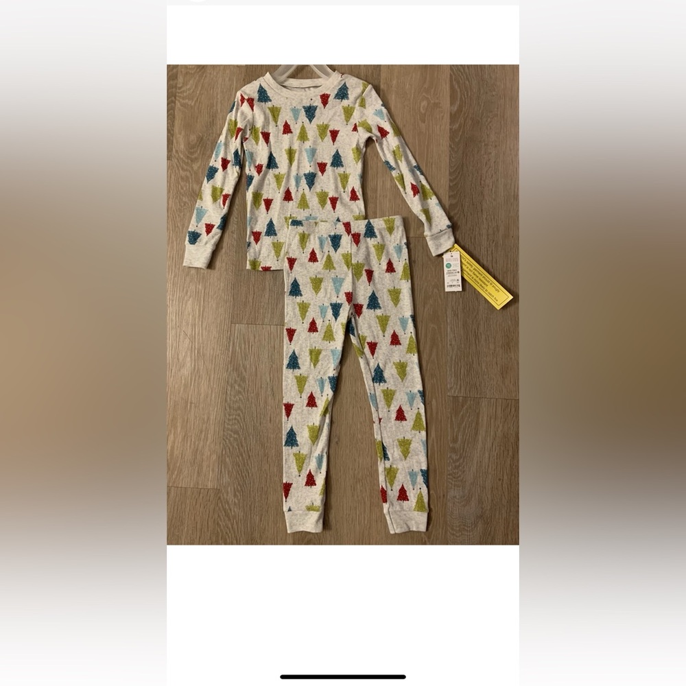(NWT) Carter’s Girl’s Size 5T Light Gray 2 Pc Pajama Set With Christmas Trees